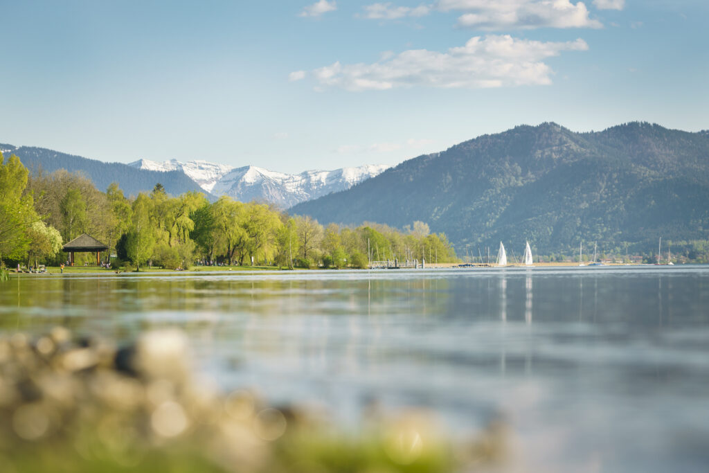 Deutschland, Bayern, Tegernsee, Gmund, Seeufer in Gmund am Abend, die verschneiten Blauberge im Hintergrund, Segelboote auf dem See, Europa, Engl.: Europe, Germany, Bavaria, Lake Tegernsee, Gmund, lakeshore in Gmund, the snowy Blauberge mountains in the background, sailing boats on the lake, leisure, travel, Alps, spring, springtime