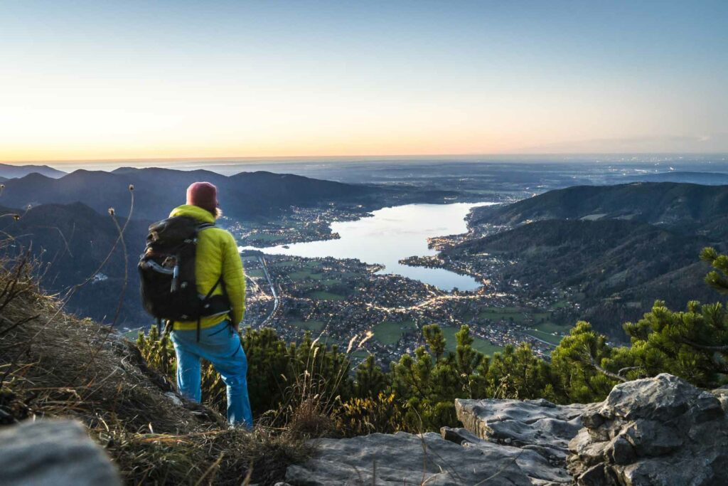 Sonnenuntergang am Wallberg-Gipfel, unten der Tegernsee * Sunset on Mount Wallberg's summit, down in the valley is Lake Tegernsee